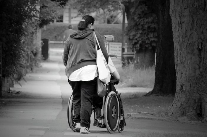 accompagnement d'une personne en fauteuil roulant
