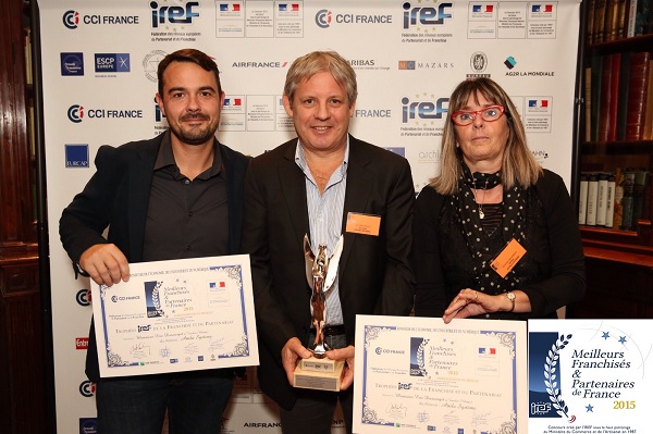 Eric Dussurguet et sa femme reçoivent le prix du "Meilleur Ambassadeur de la Franchise 2015"