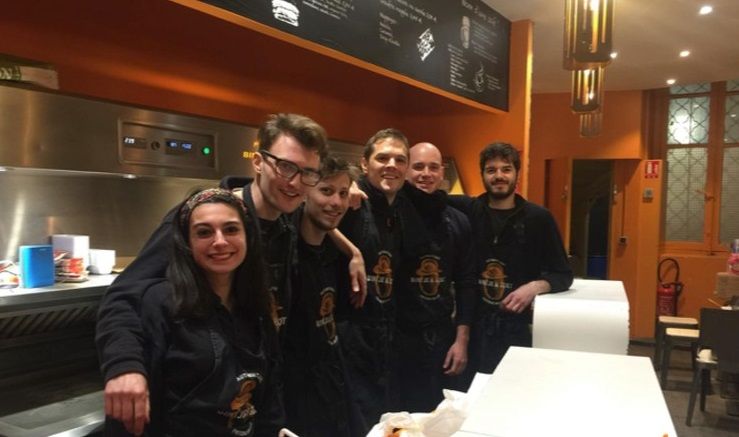 équipe de bintje & zoet dans la friterie belge de lyon st jean