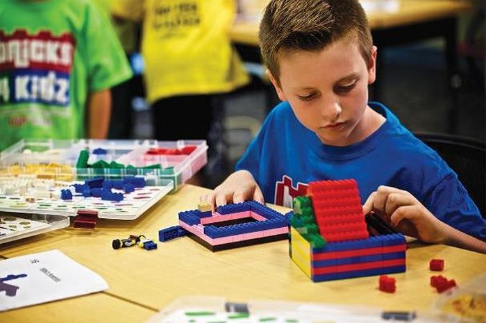 enfant jouant aux lego pour mieux apprendre, comme le plébiscite Bricks 4 Kidz