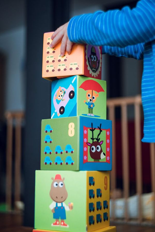 bébé jouant à un jeu de cubes de construction 