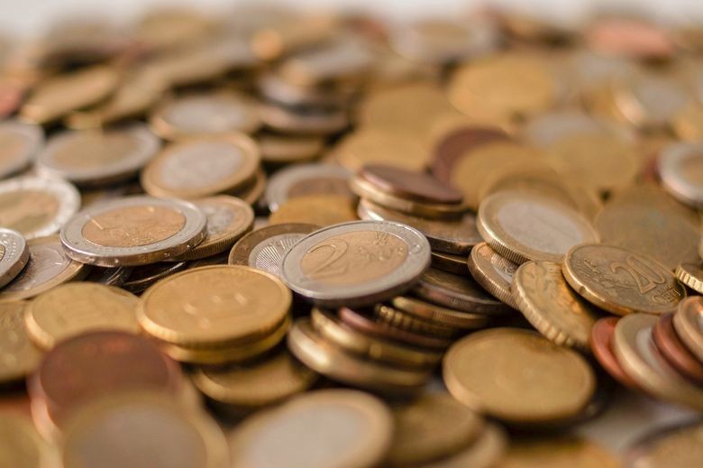 amas de pièces de monnaie pour illustrer l'arrivée du cash-back en France