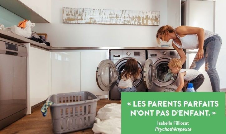maman débordée en train de remplir une machine à laver avec deux enfants