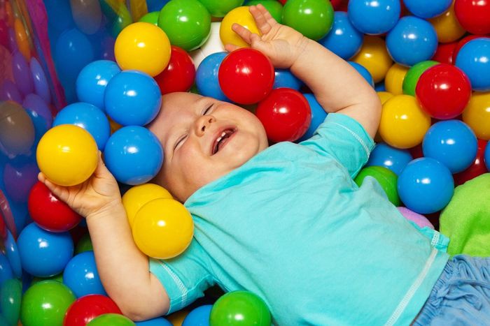 bébé qui rigole dans une piscine à balles - illustration pour ouverture d'une micro-crèche crèches expansion family à lamballe