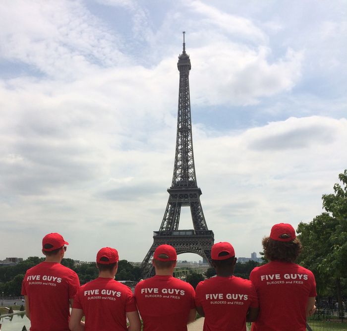 equipe five guys devant la tour eiffel