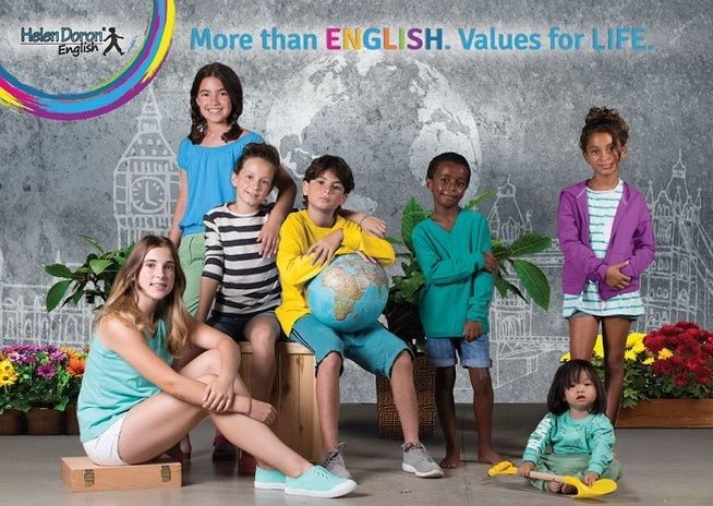 enfants de toutes nationalités apprenant l'anglais