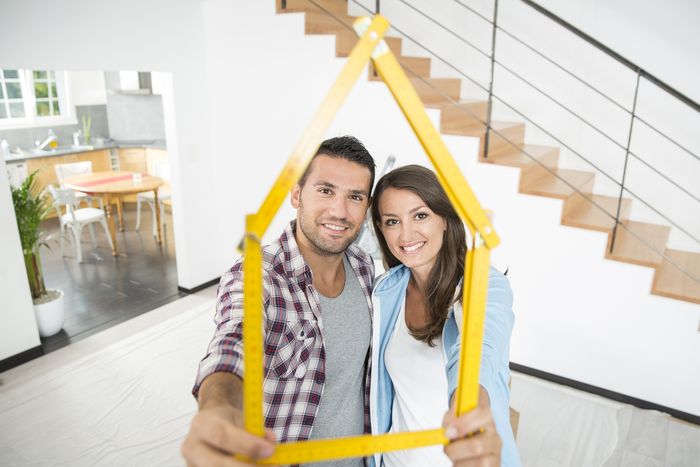 couple dans un appartement duplex pour illustrer l'état de l'immobilier à toulouse