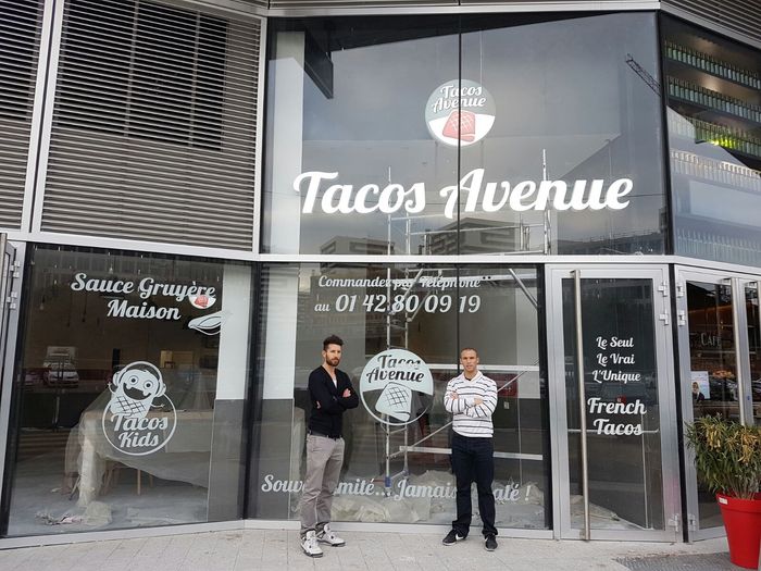 pierre goaziou et julien schmaus, franchisés tacos avenue à paris 19 devant leur nouveau restaurant