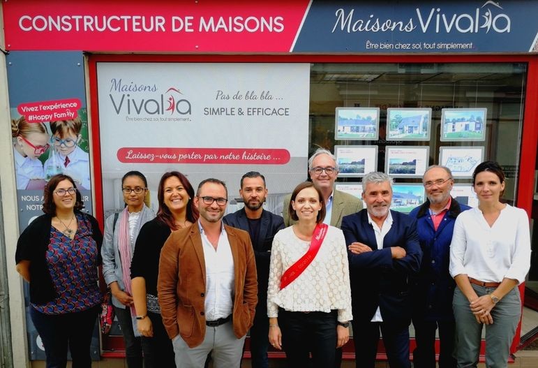équipe entourant Mathilde Ponté, licenciée du constructeur de maisons individuelles Maisons Vivalia, à Rennes