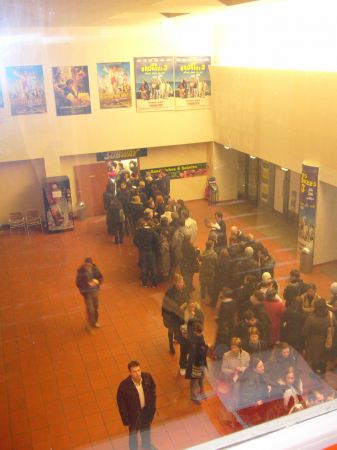 Douai - queue dans le hall du cin�ma