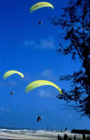 3 voiles sur la plage