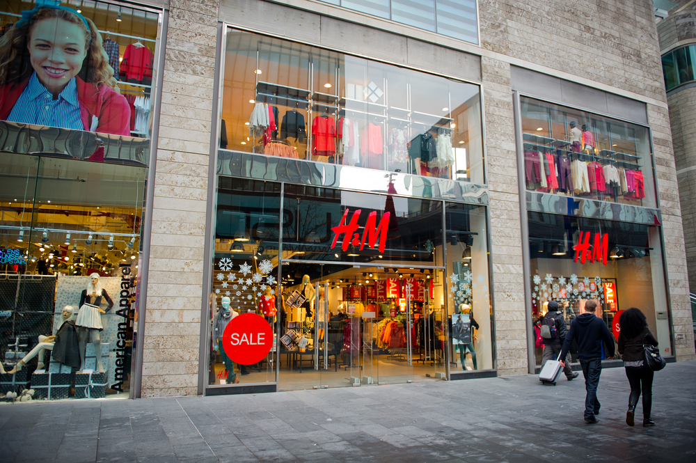 Offres H&M dans Paris et autres catalogues en vedette H&M est une multinationale de l'habillement. Cette société a été fondée en sous le nom de Hennes en Suède, dans la ville de Västerås. Le groupe possède d'autres marques de textile depuis COS, Monki, Weekday et Cheap Monday.