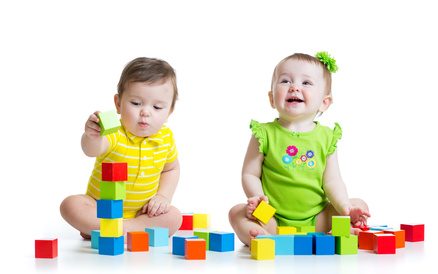 photo de bébés craquants qui jouent aux cubes