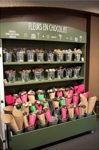 le concept Marché du chocolat, avec des fleurs en chocolat, chez de neuville