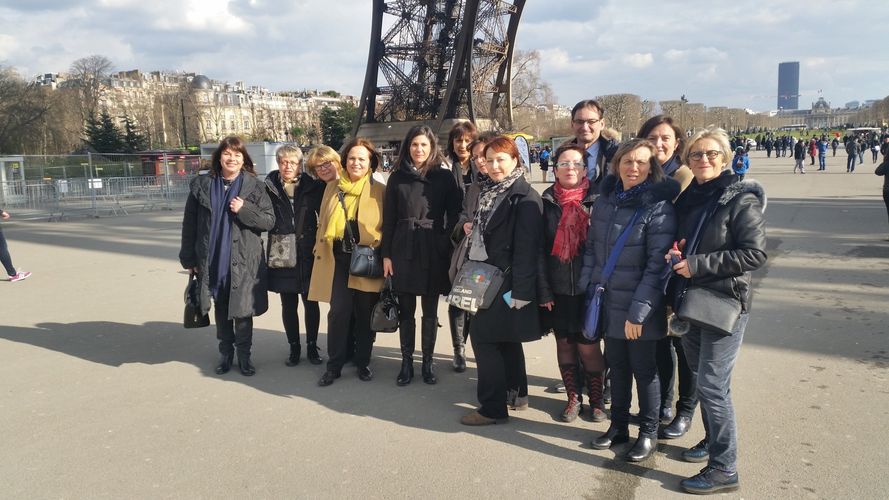 les femmes franchisées de feu vert au pied de la tour eiffel