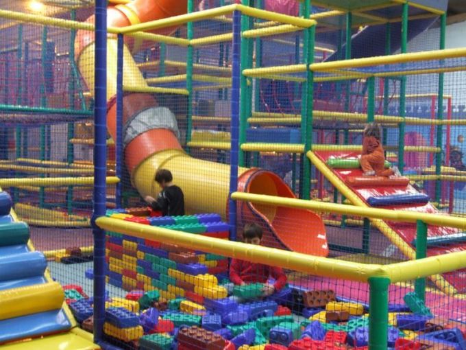 espaces de jeux pour enfants, avec piscine à balles et toboggan géant