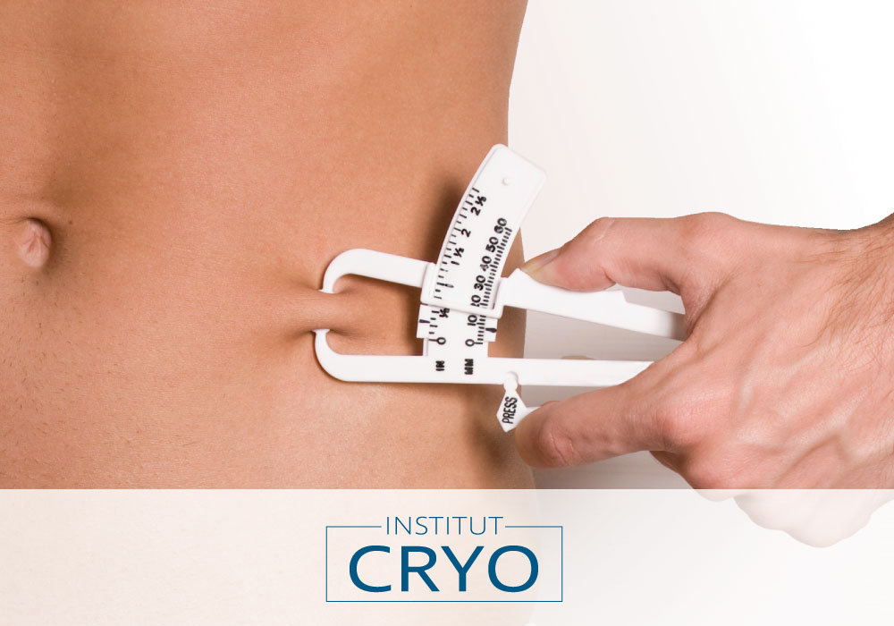 femme mesurant son taux de cellulite et de gras sur la taille. 
