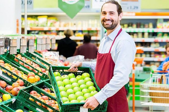 homme magasin légumes