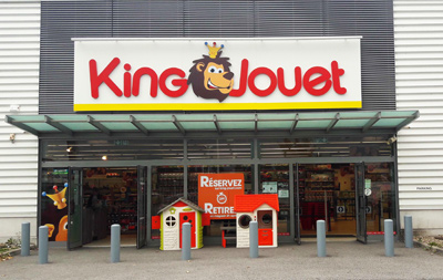 Façade d'un magasin de la franchise King Jouet qui annonce 15 ouvertures