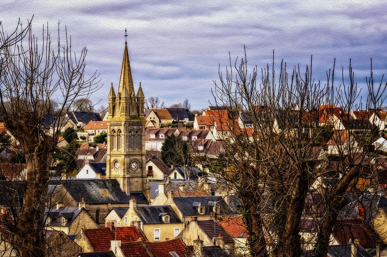 clocher normand pour illustrer la redynamisation des centres villes