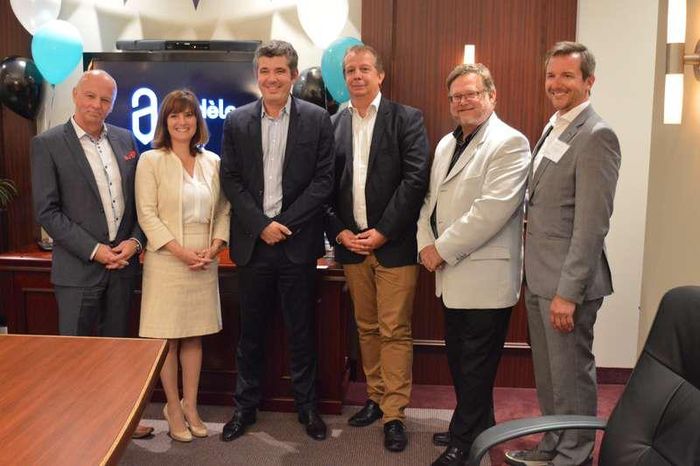téphane Fabre, le président d’Adèle France et Jean-Marc Pavlovsky, master franchisé français d'Adèle dans le Sud Ouest entourés de membres du conseil québécois de la franchise et de différents partenaires