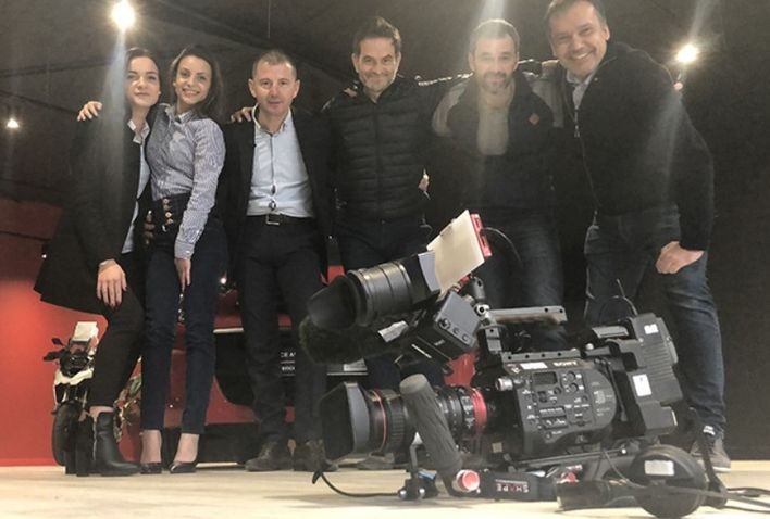 Dominik Lamour, nouveau concessionnaire L’Agence Automobilière à La Rochelle, avec son franchiseur, son équipe et les journalistes de TF1