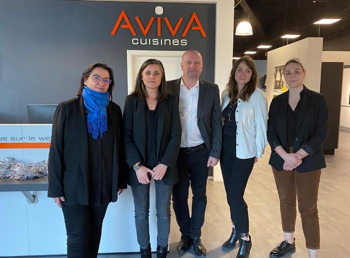 Sacha Bogunovic, entouré de son équipe du magasin Cuisines AvivA Bordeaux