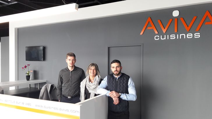 romain fauqueux, franchisé aviva cuisines à tours, avec une partie de son équipe