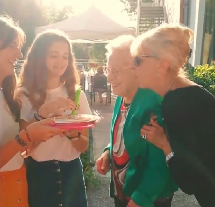 une résidente de la structure Les Babadines à Clamart souffle la première bougie du lieu