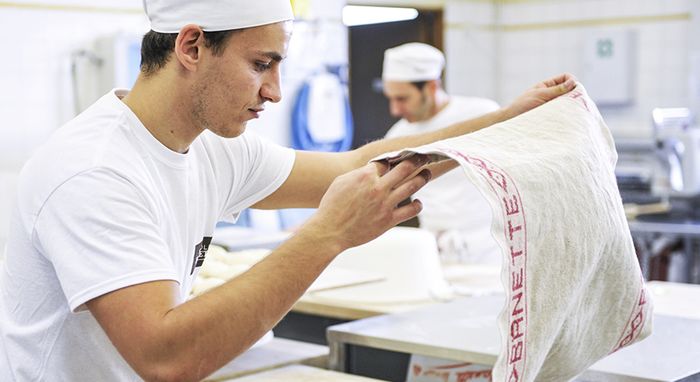 boulanger en train de pétrir le pain à l'école Banette