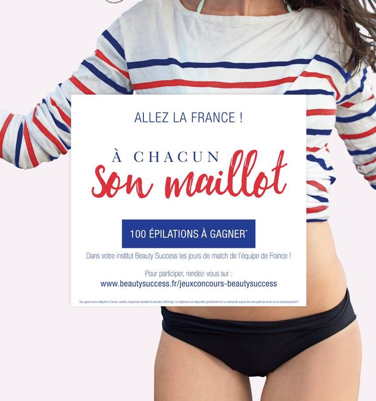 fille en sous vêtement et maillot de foot pour concours Coupe du monde Beauty Success