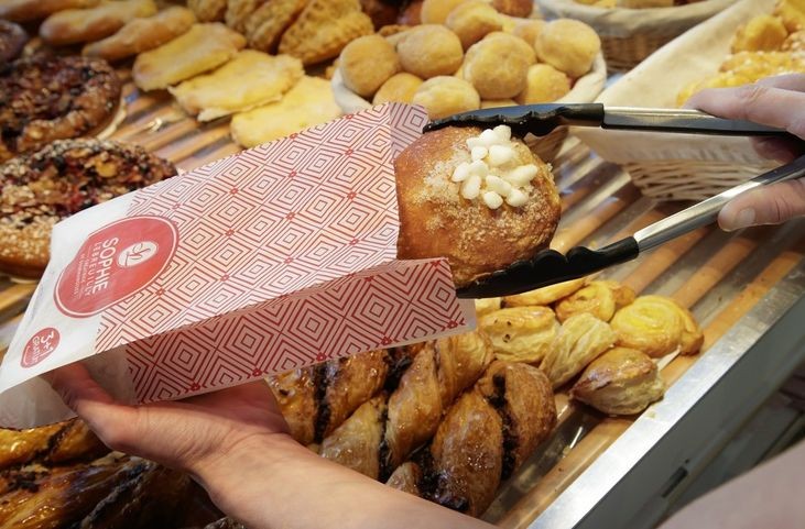 viennoiseries déposées dans un sac dans une boulangerie sophie lebreuilly