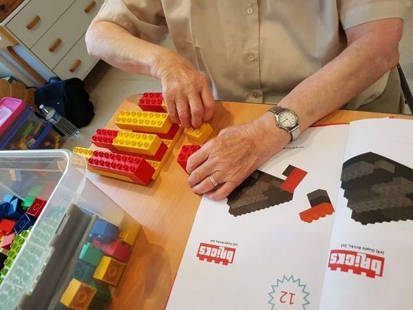 actvités LEGO dans une maison de retraite avec Bricks 4 Kidz