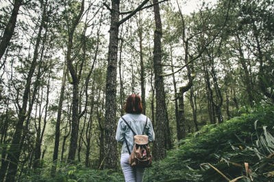 Femme marchant dans la forêt