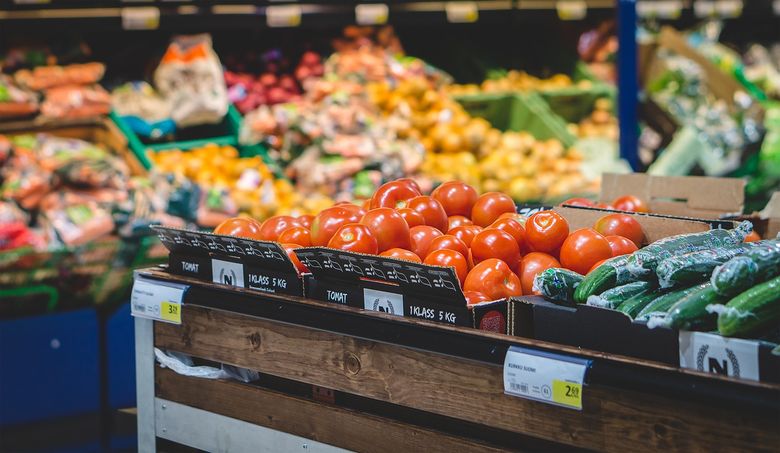 étals de fruits et légumes dans un commerce de proximité