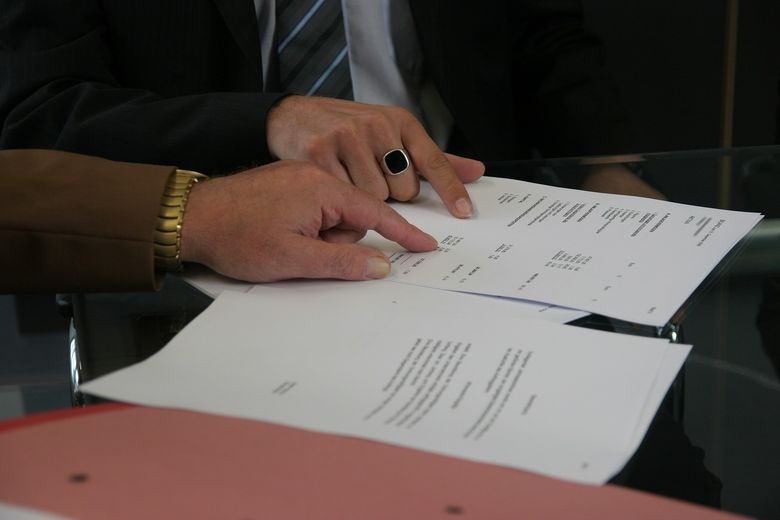 signature d'un contrat de franchise gouache avocat