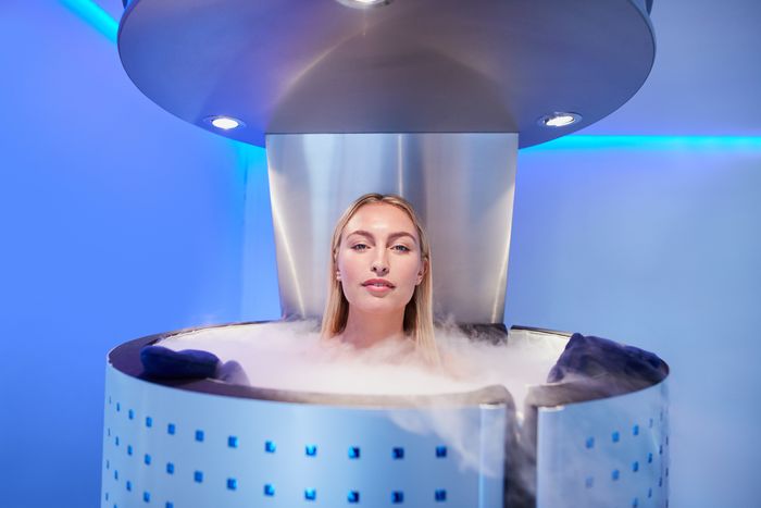 femme nue entrant dans une machine de cryotherapie cryolipolyse pour maigrir sans effeort