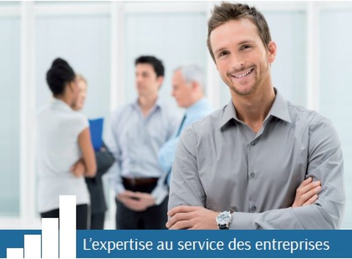 homme souriant pour illustrer l'accompagnement des entrepreneurs