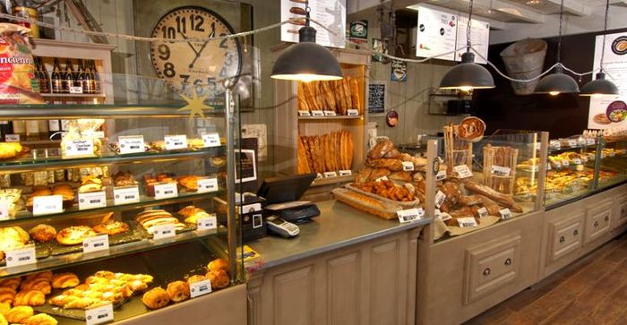 assortiement de pains et viennoiseries dans une boulangerie les fromentiers