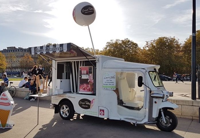 tuk-tuk de green tukky pour vendre des glaces italiennes et crêpes sucrées