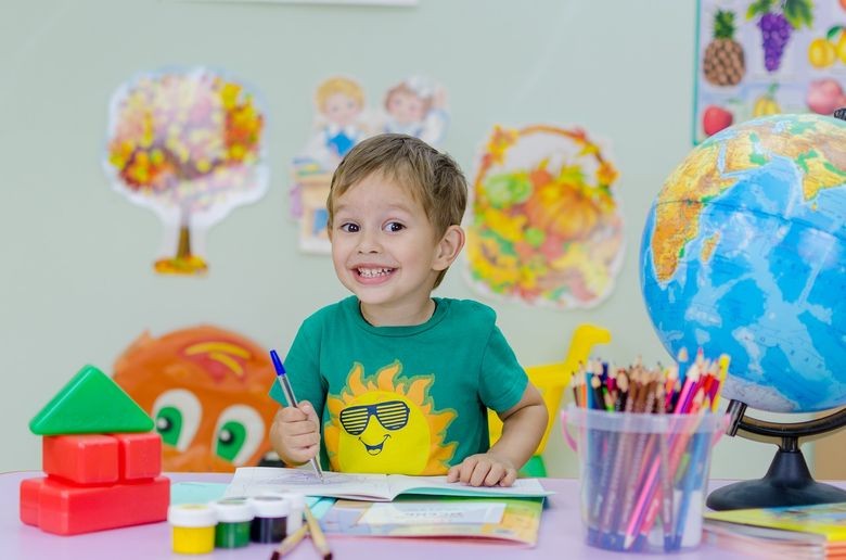 sourire garcon en train d'apprendre l'anglais