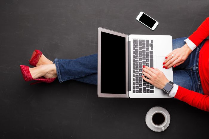 femme navigant sur internet pour illustrer la recherche de financement bancaire via les courtiers en crédit ICC Finance