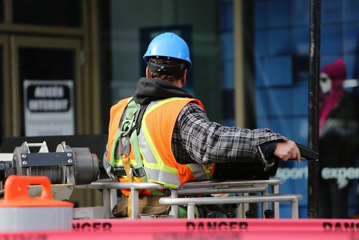 ouvrier du batiment sur un chantier