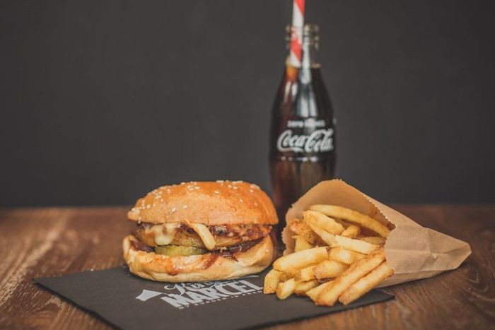 burger premium à la française chez king marcel, qui s'apprête à ouvrir un restaurant à Nanterre