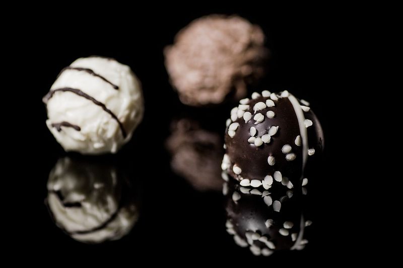 boules de chocolats et gourmandises pour illustration leonidas