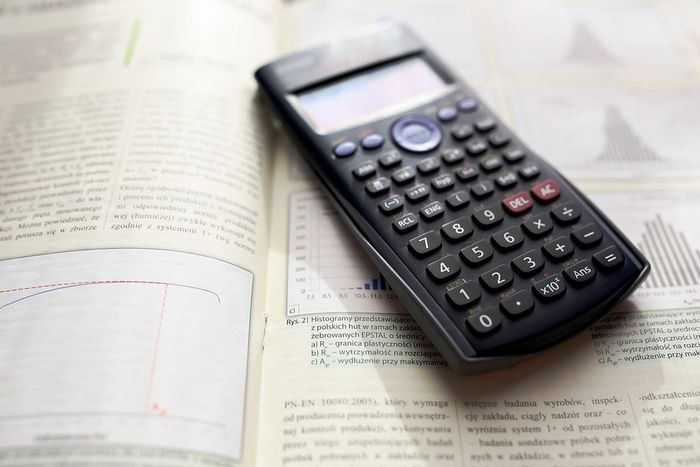 calculatrice et livre d'exercice de maths pour illustrer le soutien scolaire avec maths rattrapage