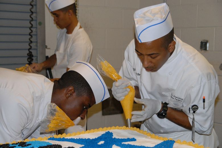 cuisiniers et personnel de salle dans cuisine pour illustrer régularisation des sans papiers dans la restauration