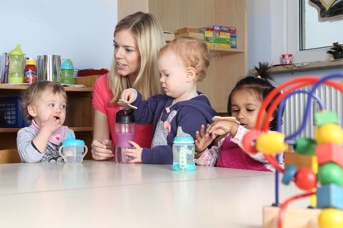 enfants jouant en creche 