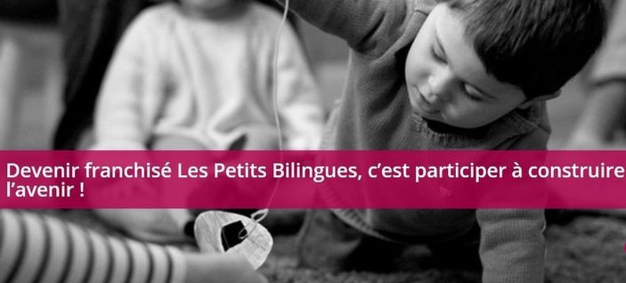 petit garcon en plein apprentissage de l'anglais avec les petits bilingues