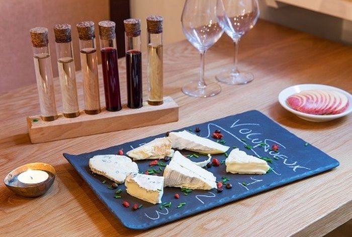 planche de fromages et vins chez les petits crus